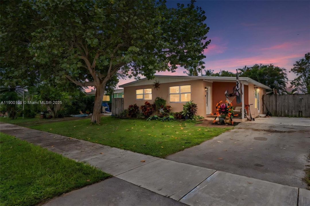 合同活跃: $375,000 (2 贝兹, 1 浴室, 916 平方英尺)