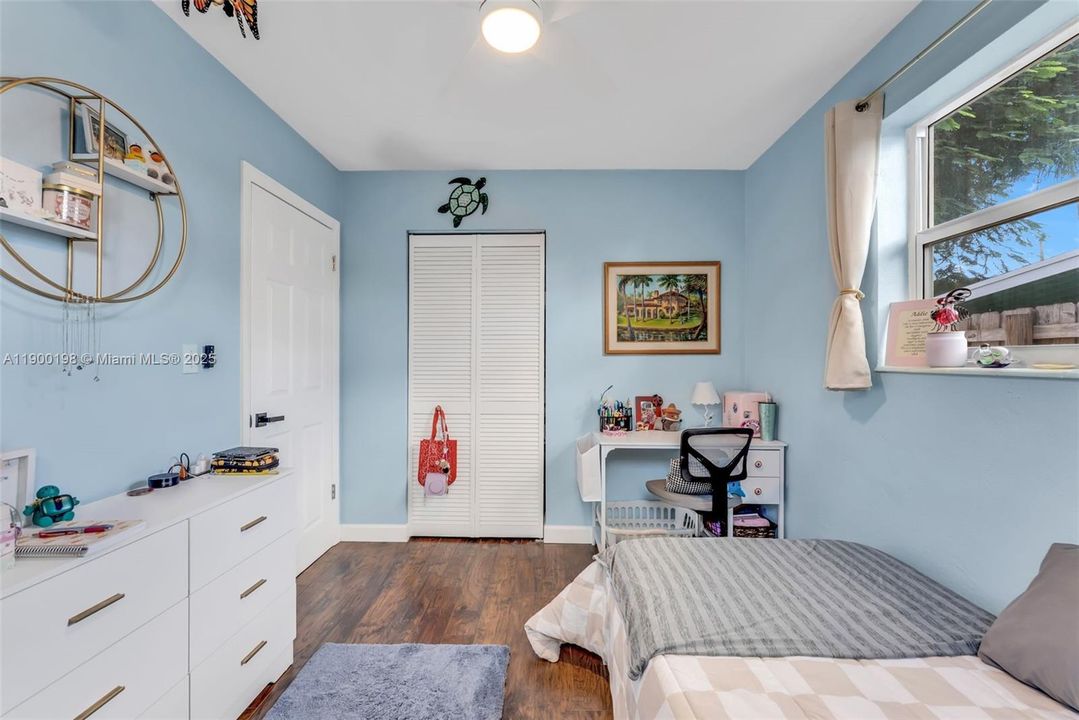 合同活跃: $375,000 (2 贝兹, 1 浴室, 916 平方英尺)