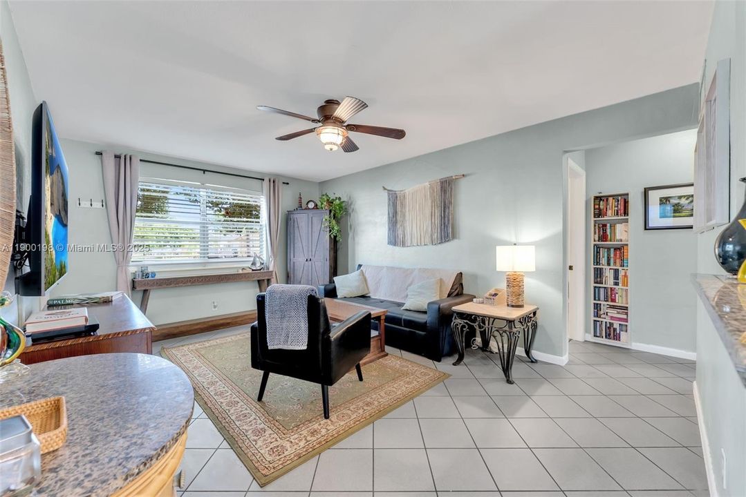 合同活跃: $375,000 (2 贝兹, 1 浴室, 916 平方英尺)