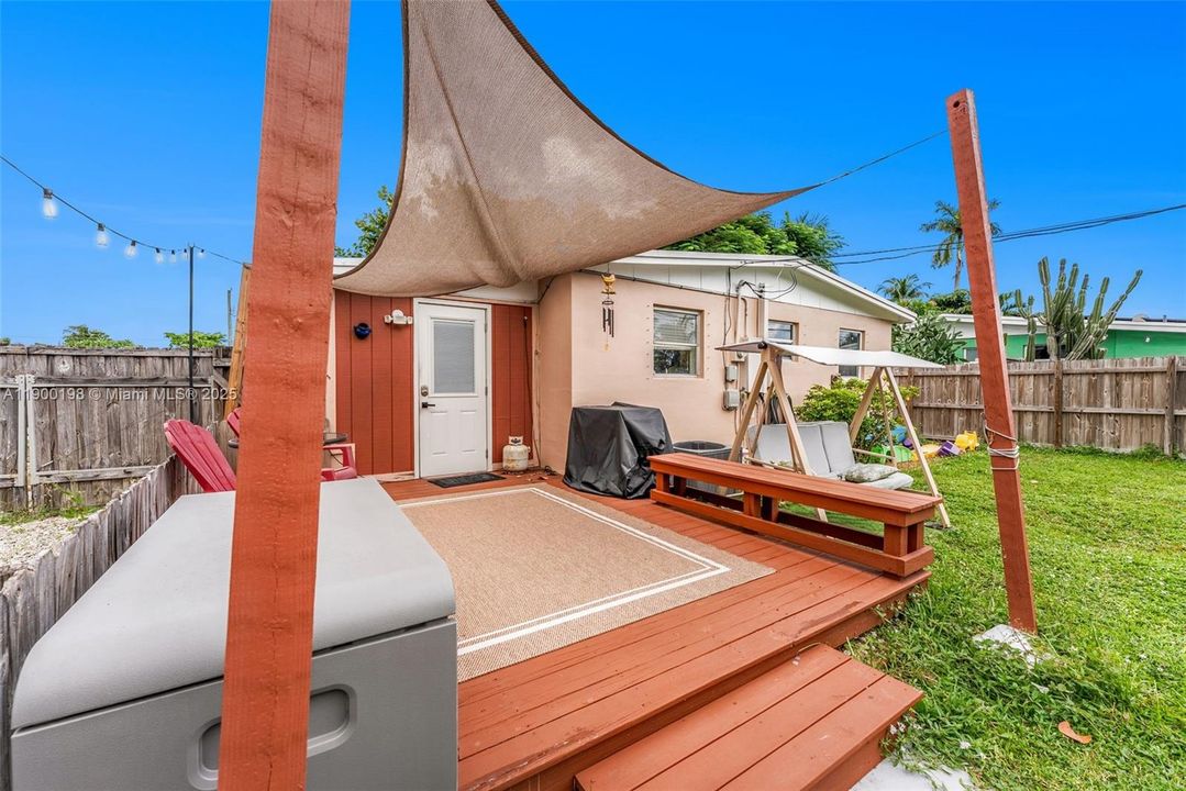 合同活跃: $375,000 (2 贝兹, 1 浴室, 916 平方英尺)