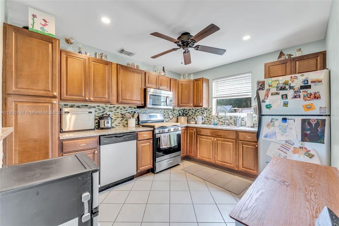 合同活跃: $375,000 (2 贝兹, 1 浴室, 916 平方英尺)