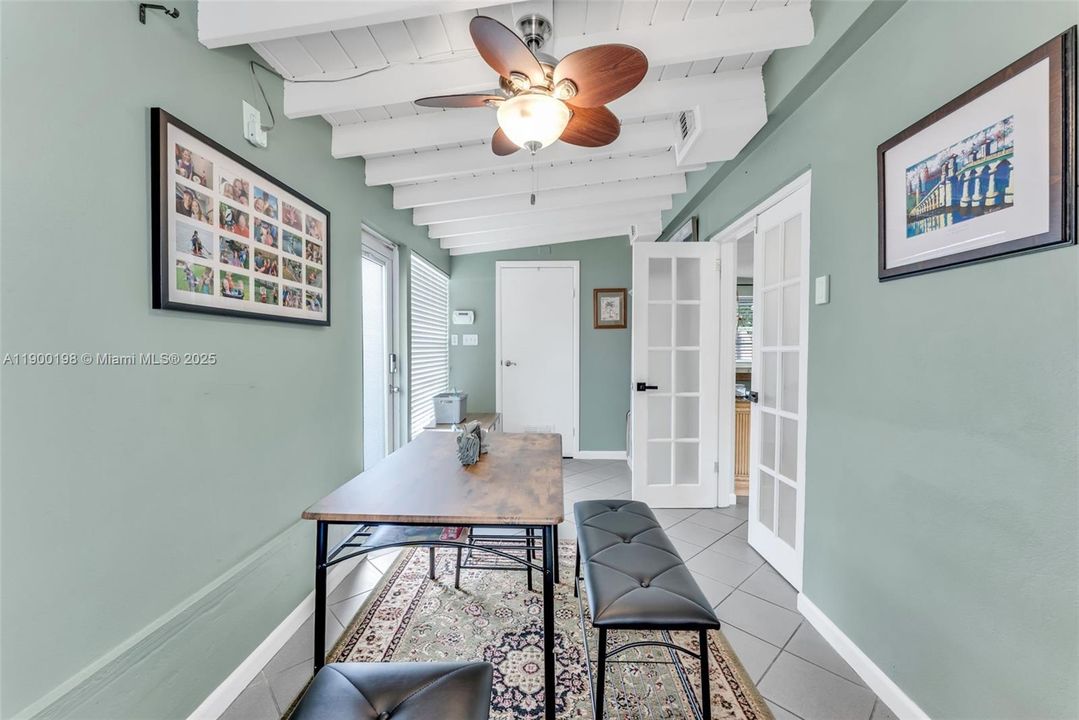 合同活跃: $375,000 (2 贝兹, 1 浴室, 916 平方英尺)