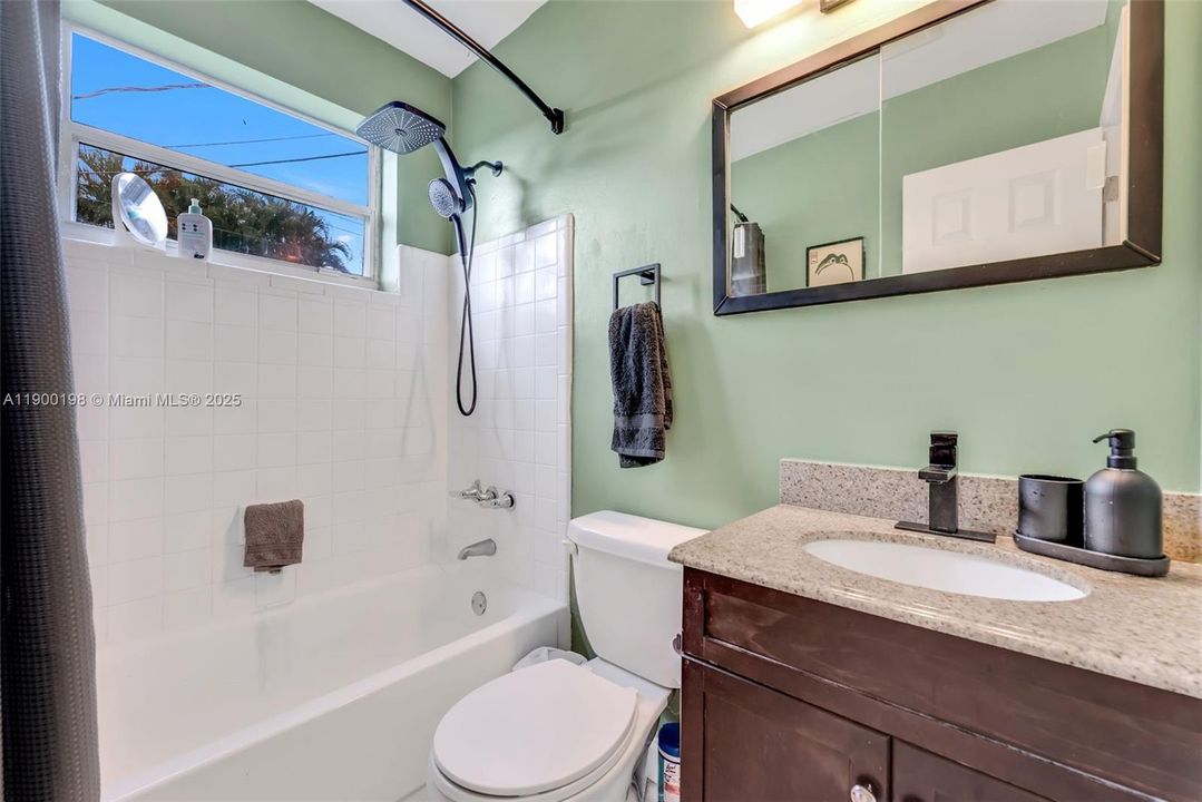 合同活跃: $375,000 (2 贝兹, 1 浴室, 916 平方英尺)