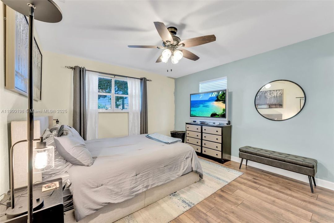 合同活跃: $375,000 (2 贝兹, 1 浴室, 916 平方英尺)