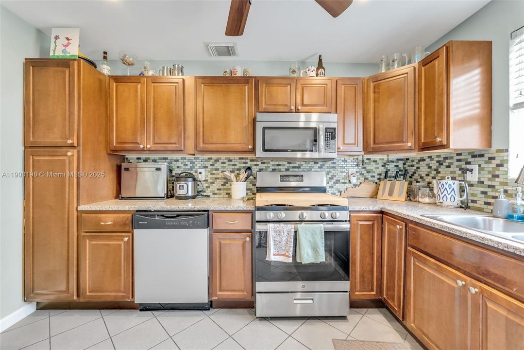 合同活跃: $375,000 (2 贝兹, 1 浴室, 916 平方英尺)