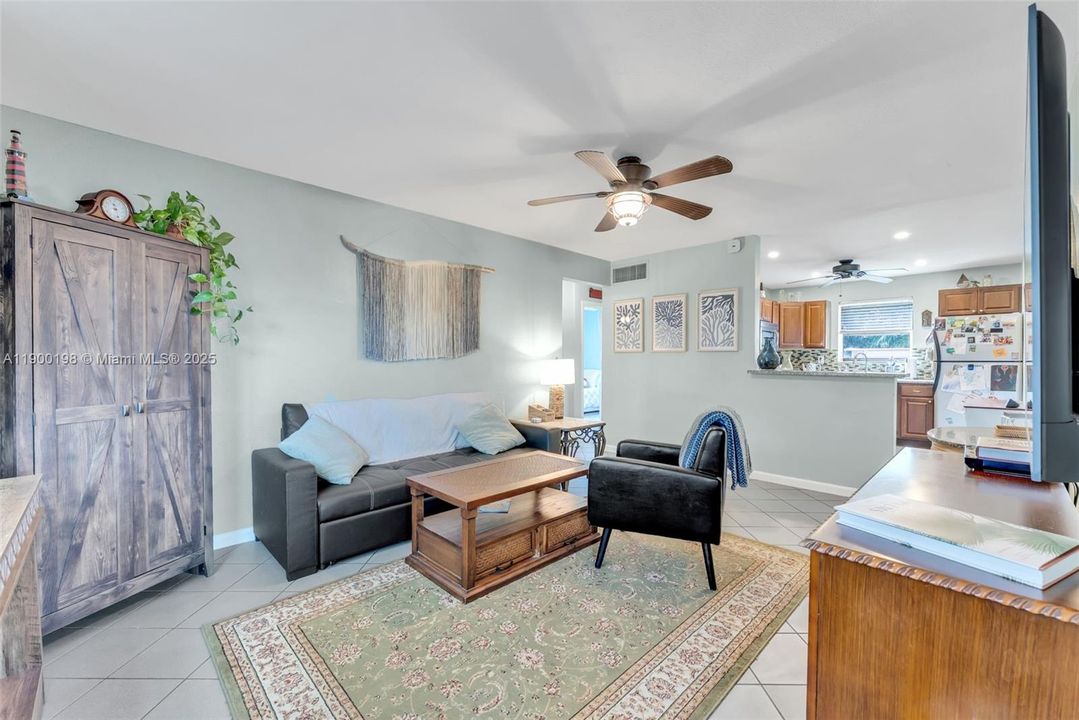 合同活跃: $375,000 (2 贝兹, 1 浴室, 916 平方英尺)