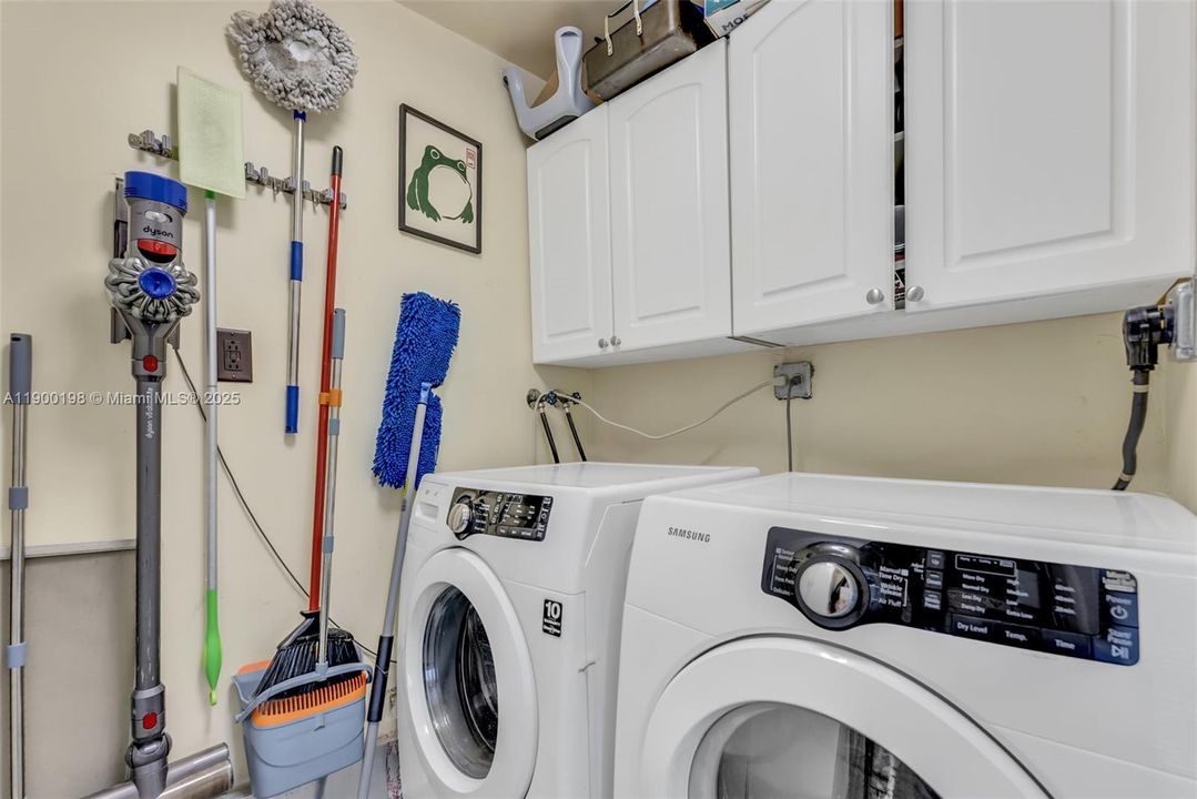 合同活跃: $375,000 (2 贝兹, 1 浴室, 916 平方英尺)