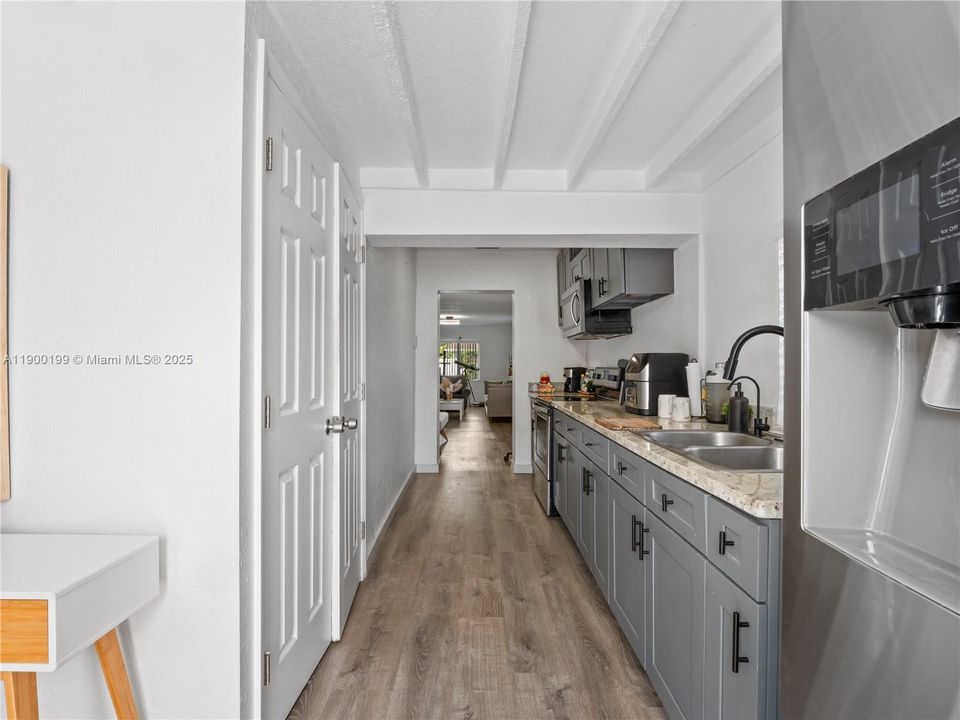 For Sale: $479,000 (3 beds, 2 baths, 1271 Square Feet)