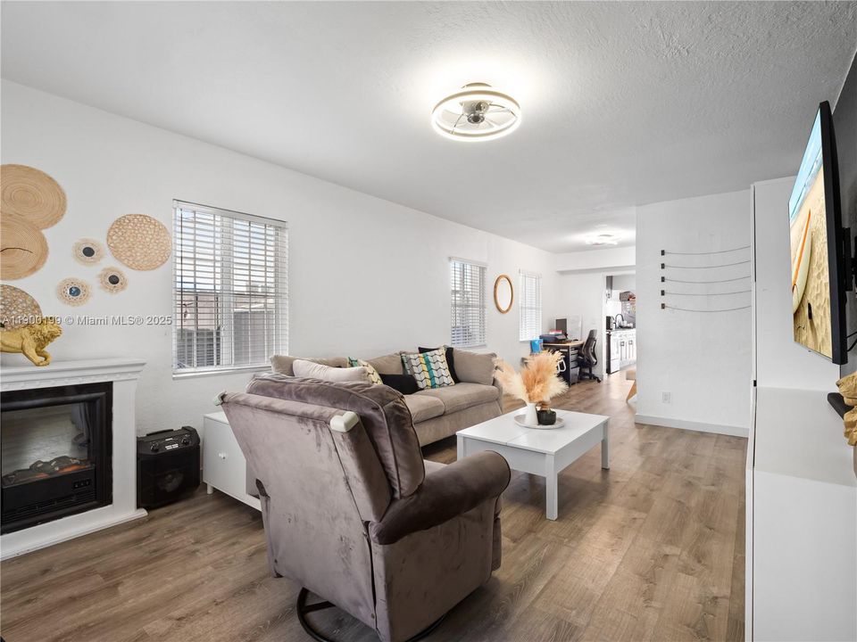 For Sale: $479,000 (3 beds, 2 baths, 1271 Square Feet)