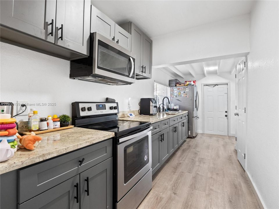 For Sale: $479,000 (3 beds, 2 baths, 1271 Square Feet)