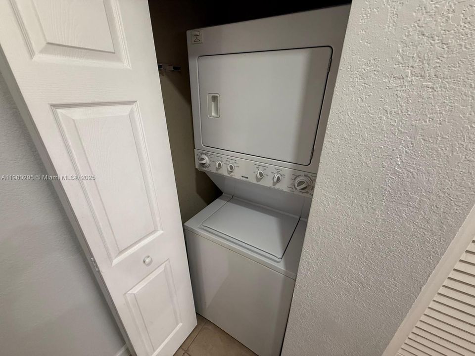 Activo con contrato: $1,550 (1 camas, 1 baños, 2312 Pies cuadrados)