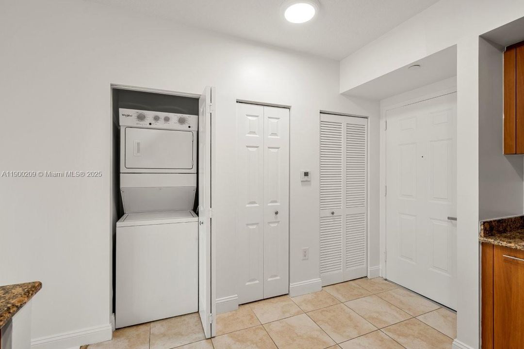 Recientemente alquilado: $2,600 (2 camas, 2 baños, 1000 Pies cuadrados)