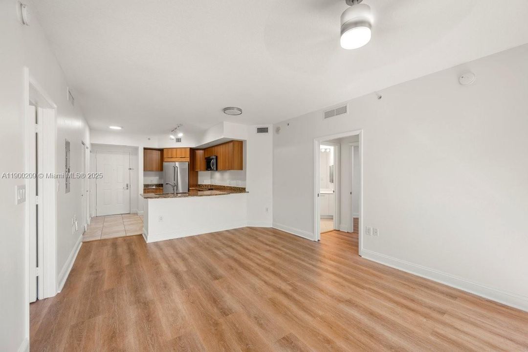 Recientemente alquilado: $2,600 (2 camas, 2 baños, 1000 Pies cuadrados)