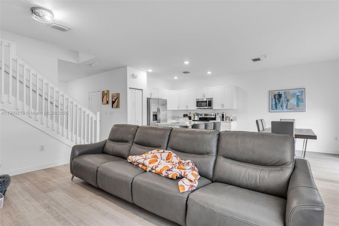 待售: $469,000 (3 贝兹, 2 浴室, 1832 平方英尺)