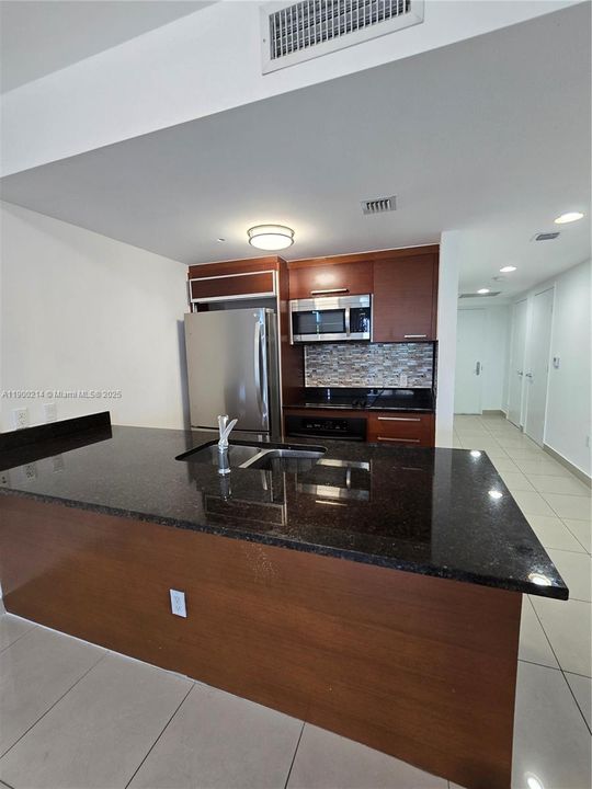 Active With Contract: $3,450 (2 beds, 1 baths, 1086 Square Feet)