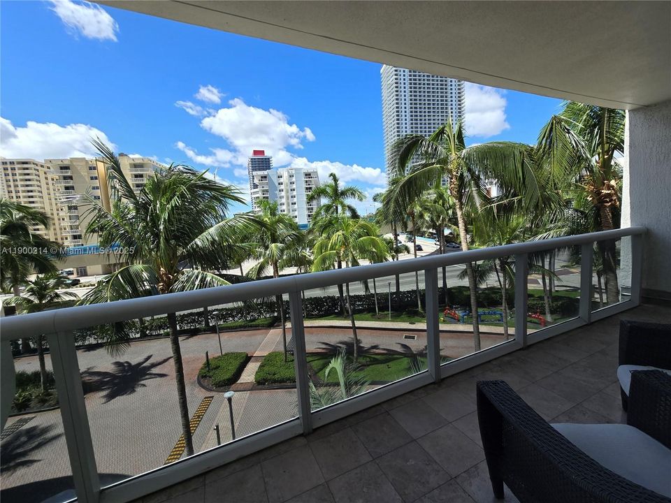 Active With Contract: $3,450 (2 beds, 1 baths, 1086 Square Feet)