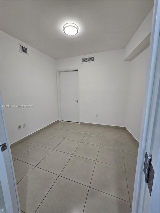 Active With Contract: $3,450 (2 beds, 1 baths, 1086 Square Feet)