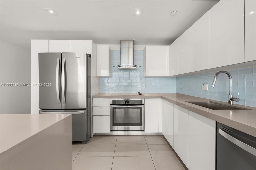 Recently Rented: $3,875 (2 beds, 2 baths, 1018 Square Feet)