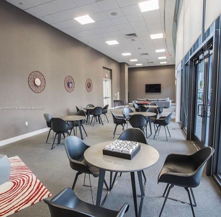 Recently Rented: $3,875 (2 beds, 2 baths, 1018 Square Feet)