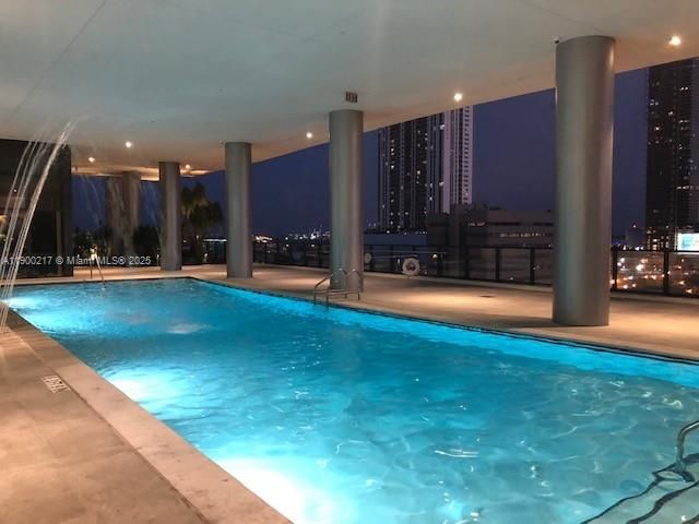 Recently Rented: $3,875 (2 beds, 2 baths, 1018 Square Feet)