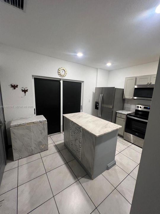For Sale: $358,000 (2 beds, 2 baths, 1208 Square Feet)