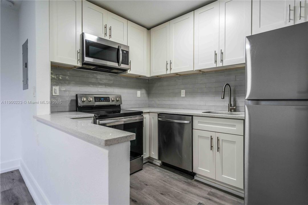 Active With Contract: $1,650 (1 beds, 1 baths, 505 Square Feet)