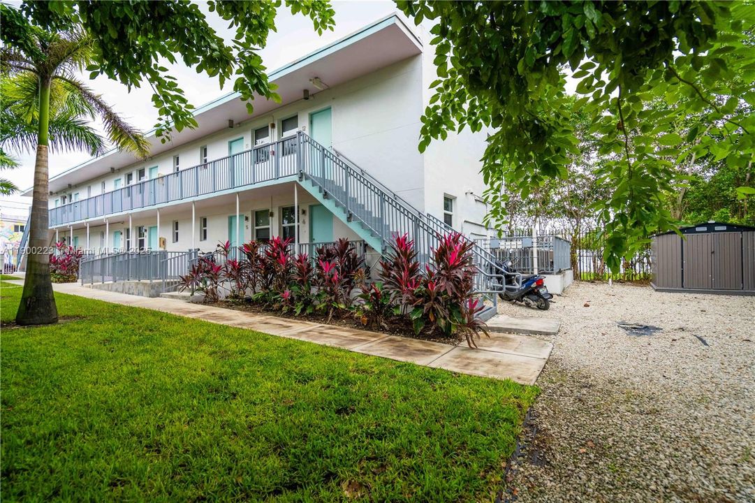 Active With Contract: $1,650 (1 beds, 1 baths, 505 Square Feet)