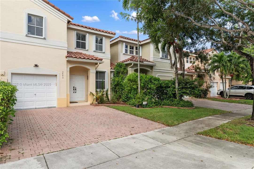 Recently Rented: $3,500 (3 beds, 2 baths, 1650 Square Feet)