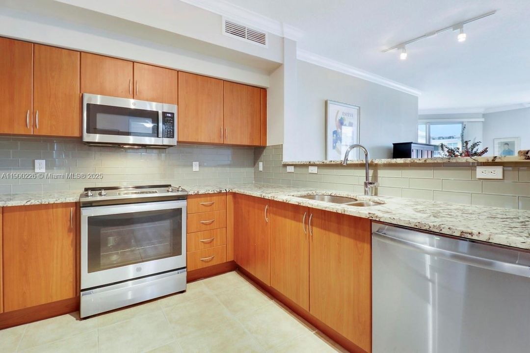 For Sale: $349,216 (2 beds, 2 baths, 1265 Square Feet)