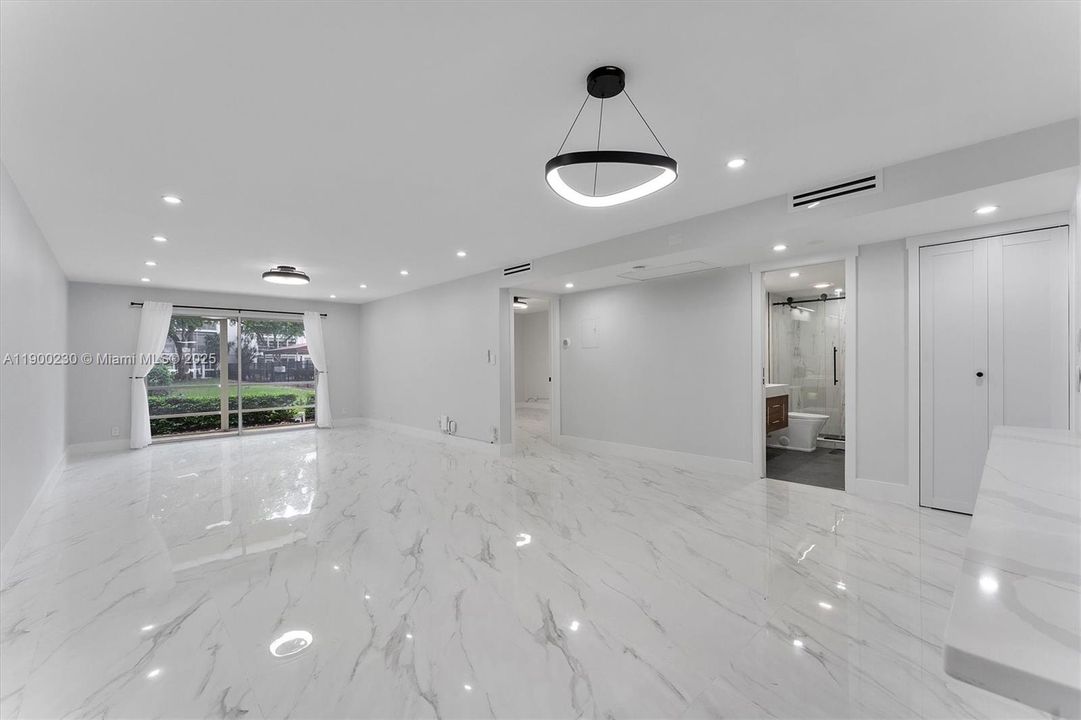 For Sale: $279,000 (2 beds, 2 baths, 1156 Square Feet)