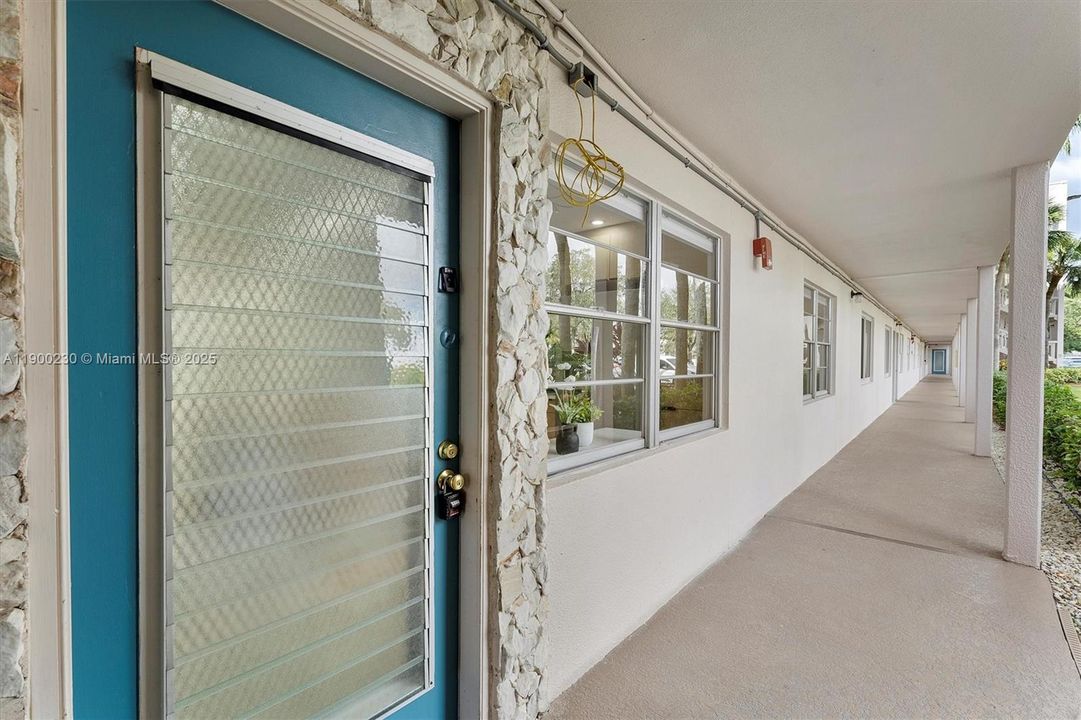 For Sale: $279,000 (2 beds, 2 baths, 1156 Square Feet)