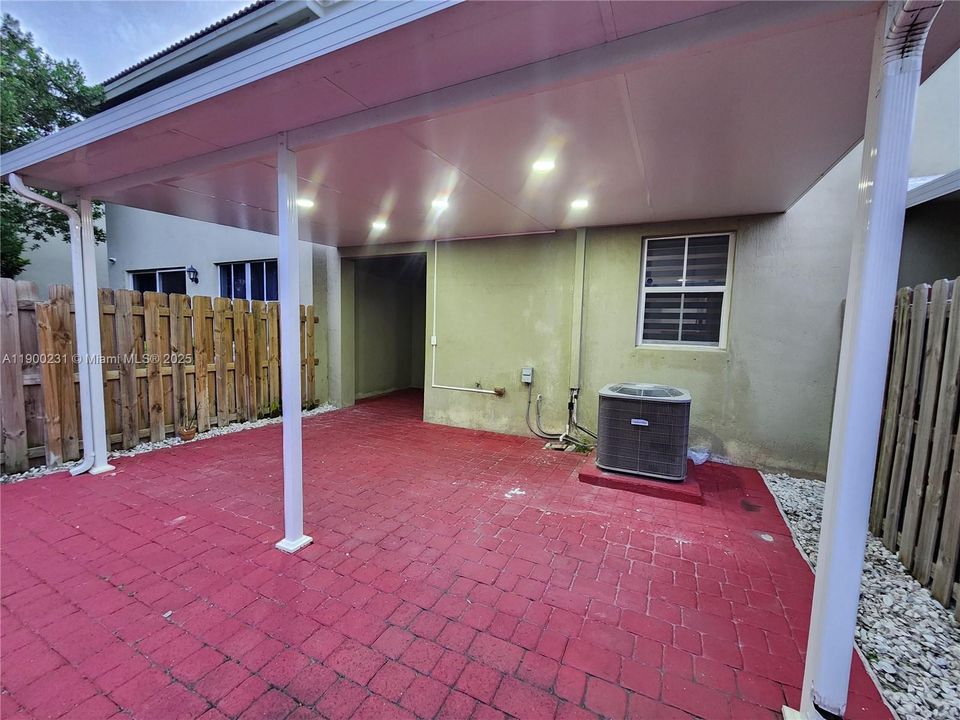 Activo con contrato: $2,499 (3 camas, 2 baños, 1731 Pies cuadrados)