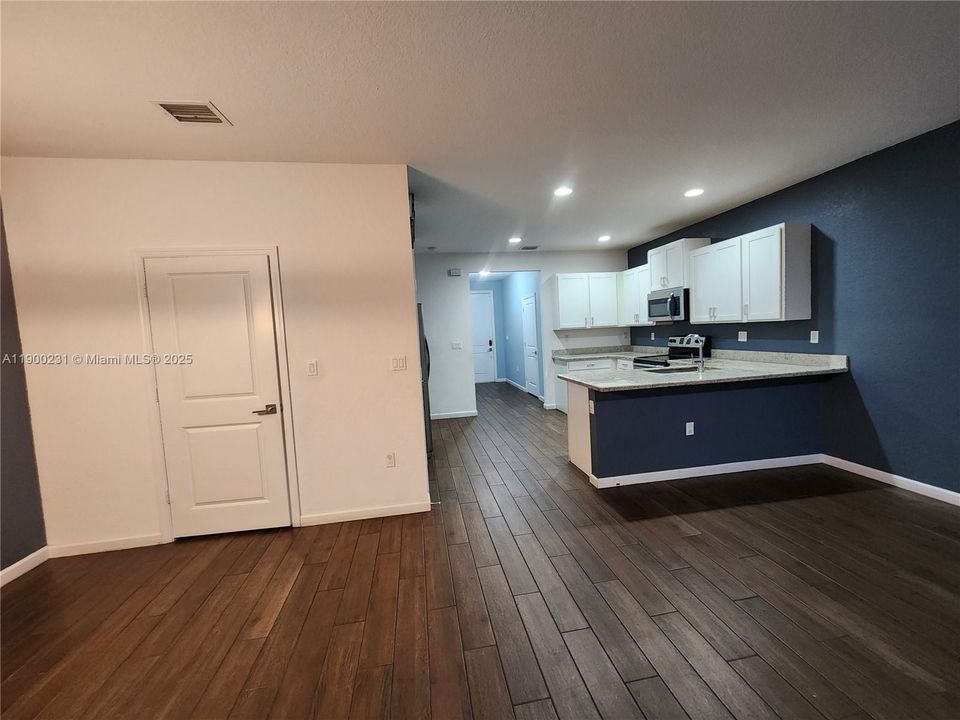 Activo con contrato: $2,499 (3 camas, 2 baños, 1731 Pies cuadrados)