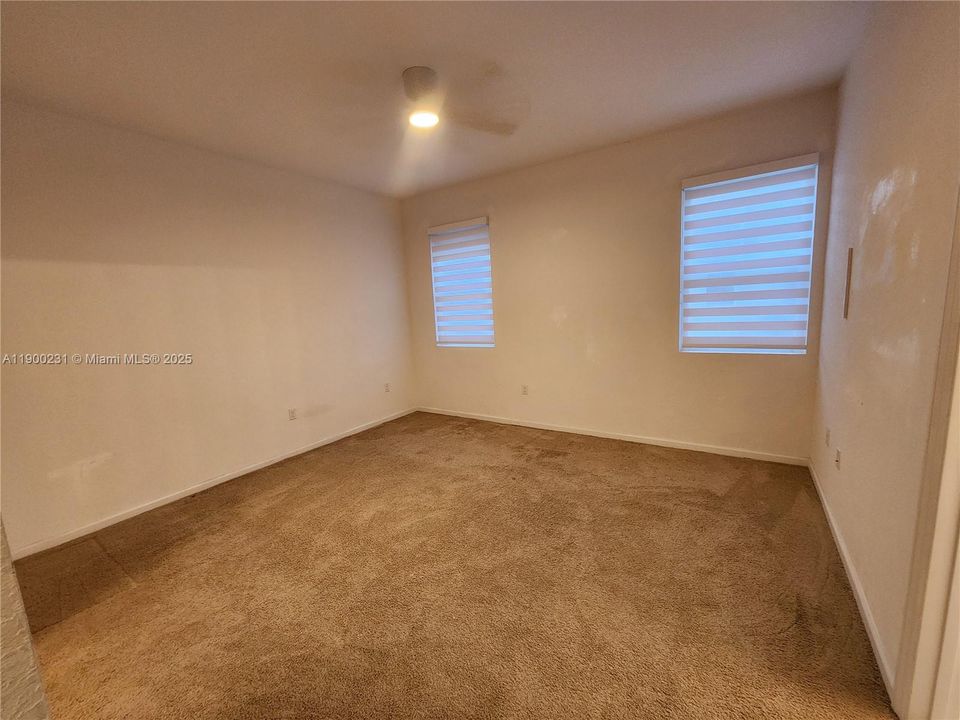 Activo con contrato: $2,499 (3 camas, 2 baños, 1731 Pies cuadrados)