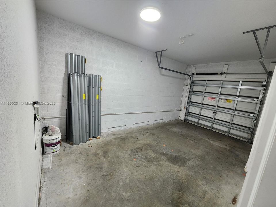 Activo con contrato: $2,499 (3 camas, 2 baños, 1731 Pies cuadrados)