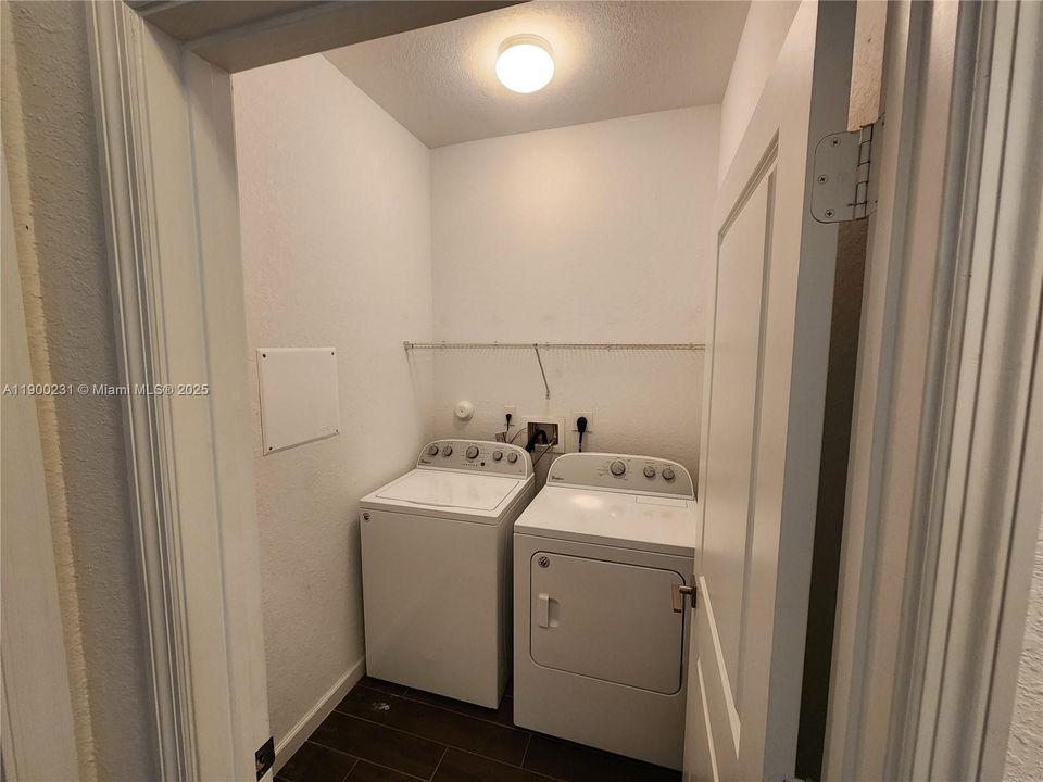 Activo con contrato: $2,499 (3 camas, 2 baños, 1731 Pies cuadrados)