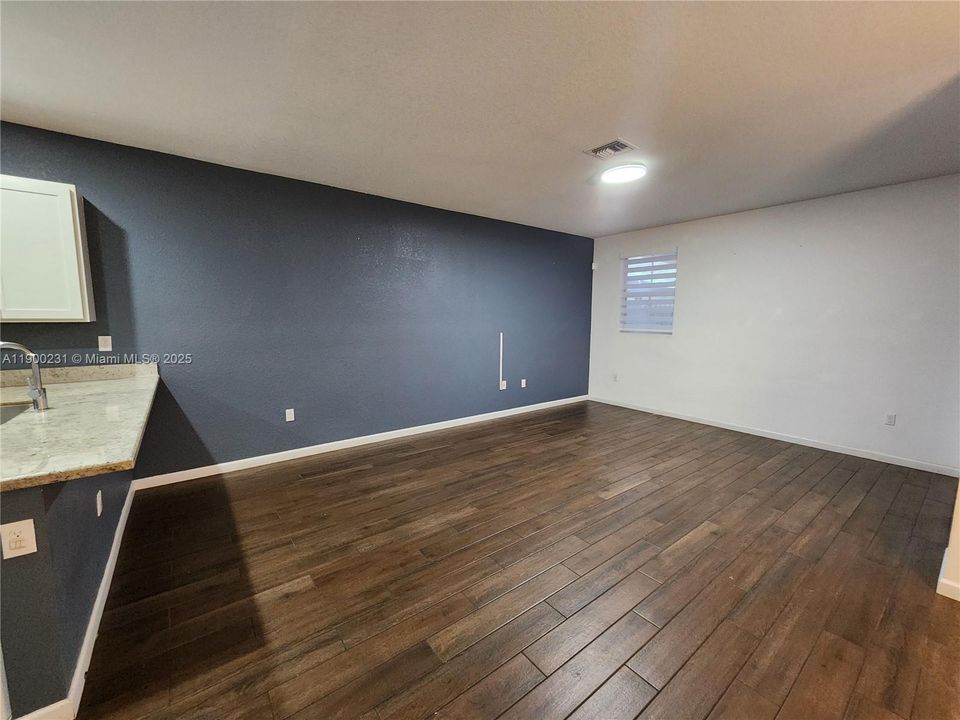 Activo con contrato: $2,499 (3 camas, 2 baños, 1731 Pies cuadrados)