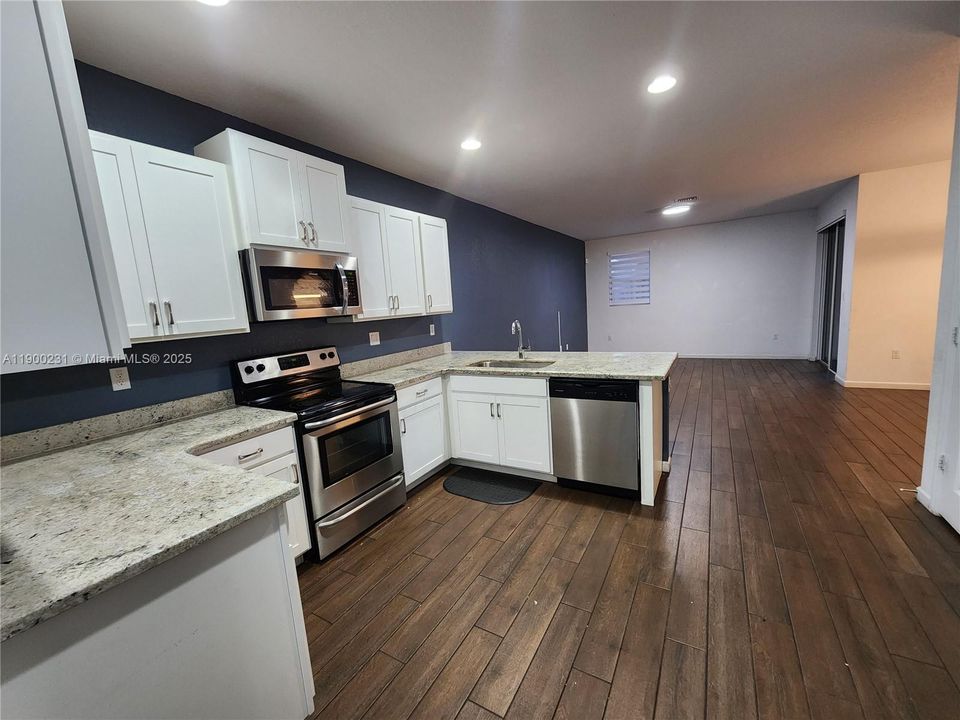 Activo con contrato: $2,499 (3 camas, 2 baños, 1731 Pies cuadrados)