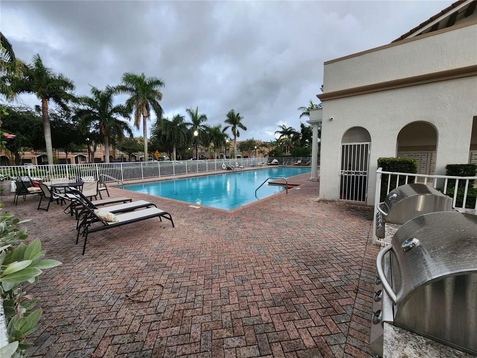 Activo con contrato: $2,499 (3 camas, 2 baños, 1731 Pies cuadrados)