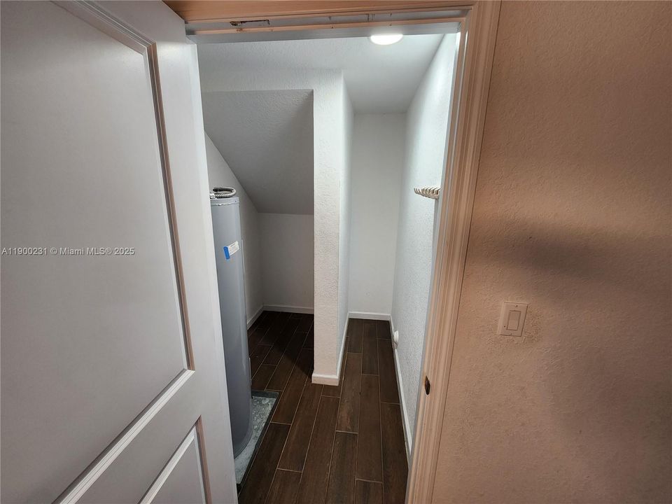 Activo con contrato: $2,499 (3 camas, 2 baños, 1731 Pies cuadrados)