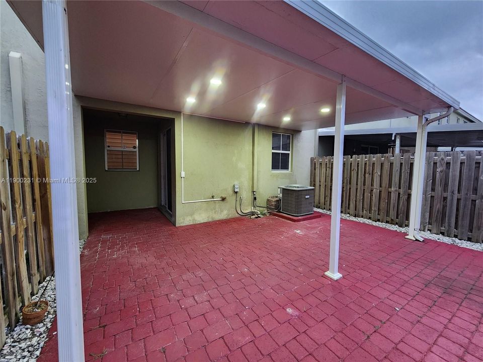 Activo con contrato: $2,499 (3 camas, 2 baños, 1731 Pies cuadrados)