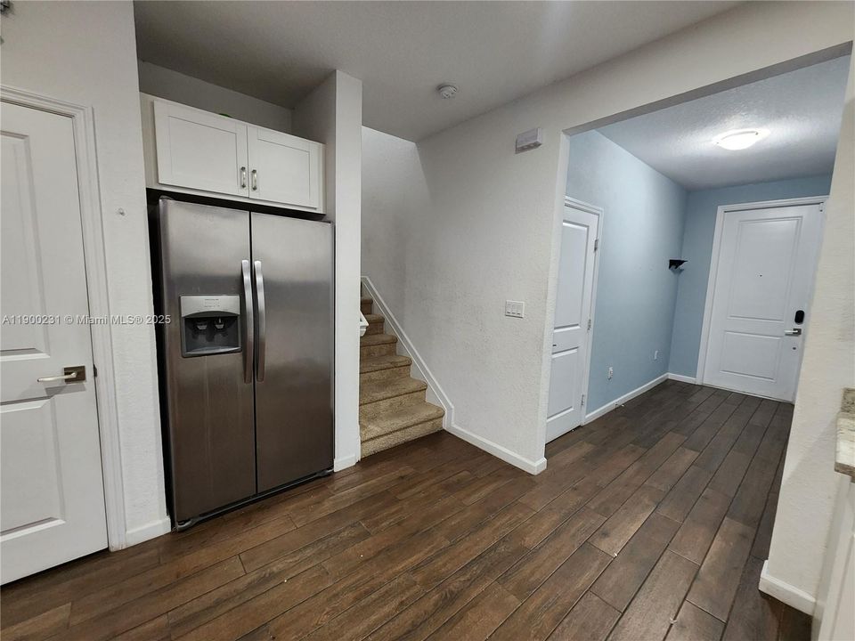 Activo con contrato: $2,499 (3 camas, 2 baños, 1731 Pies cuadrados)