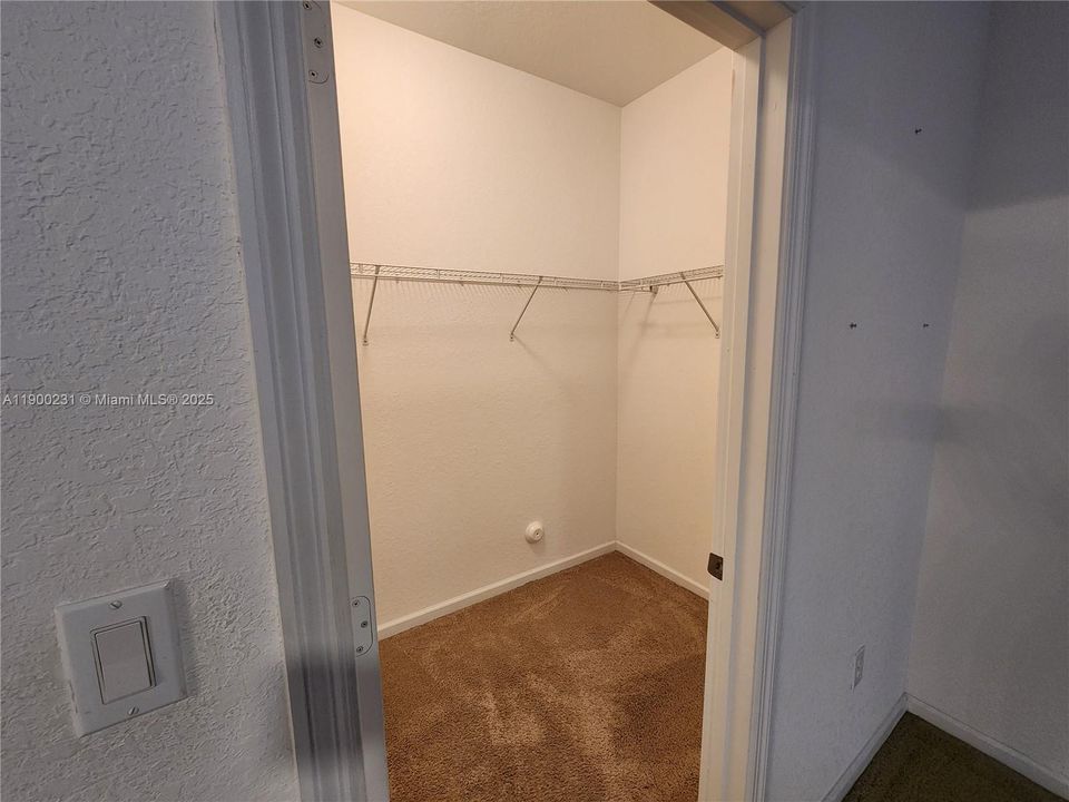 Activo con contrato: $2,499 (3 camas, 2 baños, 1731 Pies cuadrados)