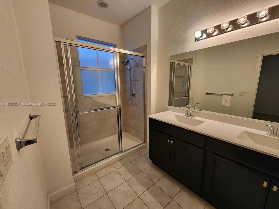 Activo con contrato: $2,499 (3 camas, 2 baños, 1731 Pies cuadrados)