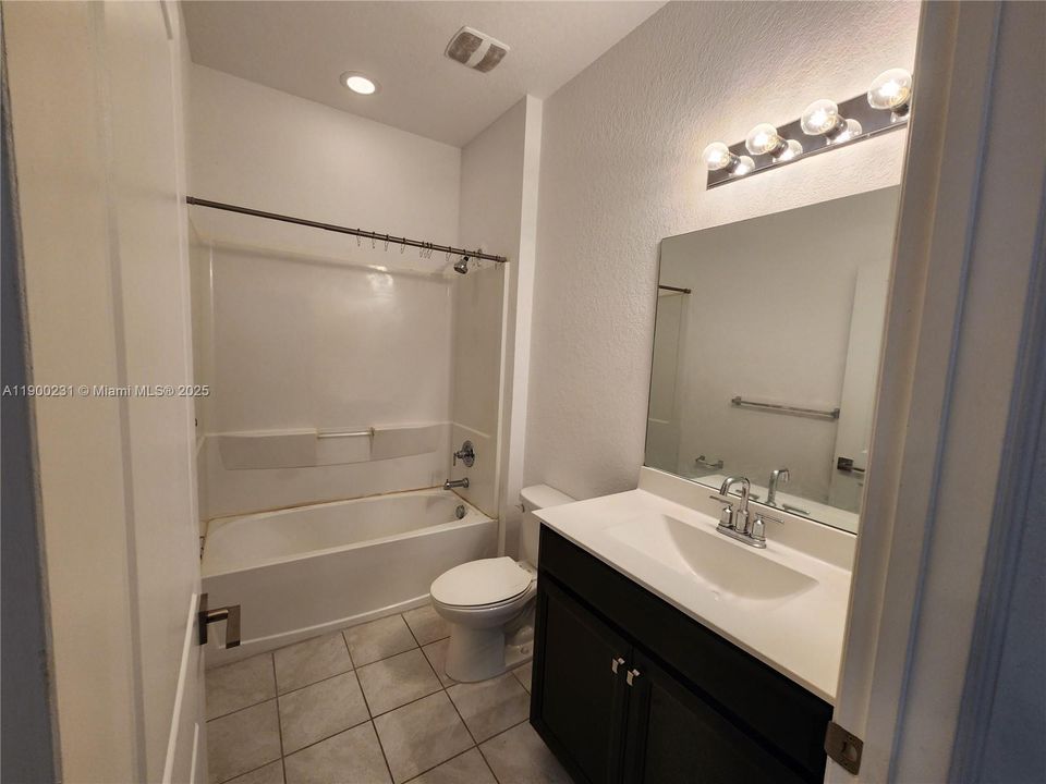 Activo con contrato: $2,499 (3 camas, 2 baños, 1731 Pies cuadrados)