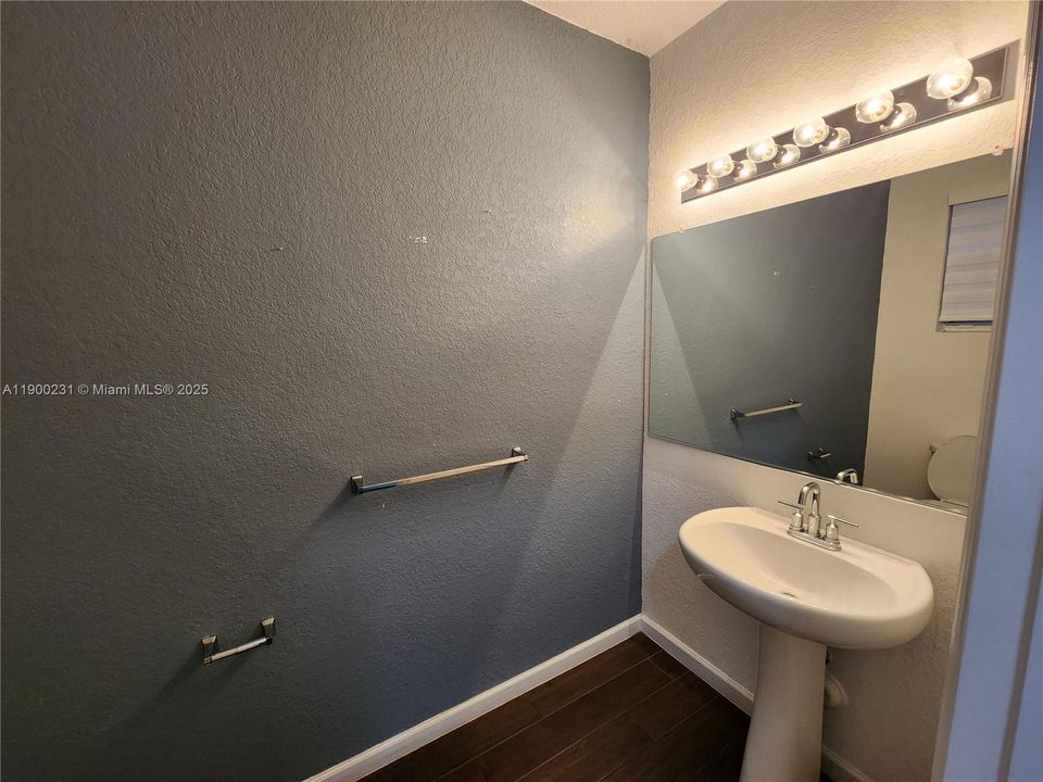 Activo con contrato: $2,499 (3 camas, 2 baños, 1731 Pies cuadrados)