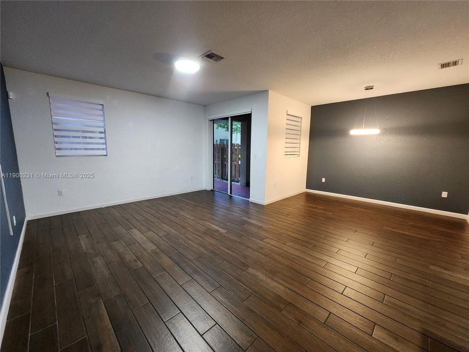 Activo con contrato: $2,499 (3 camas, 2 baños, 1731 Pies cuadrados)