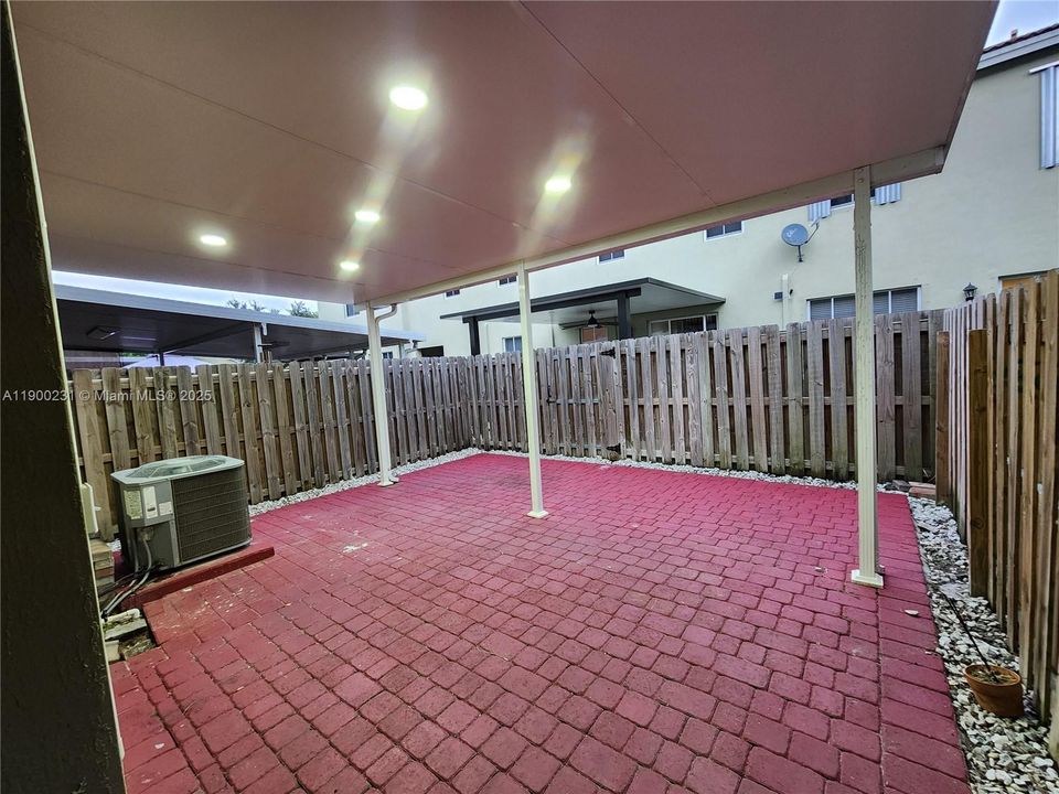 Activo con contrato: $2,499 (3 camas, 2 baños, 1731 Pies cuadrados)