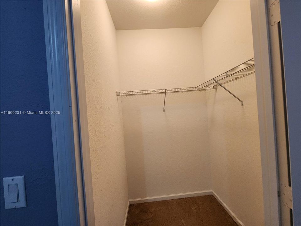 Activo con contrato: $2,499 (3 camas, 2 baños, 1731 Pies cuadrados)