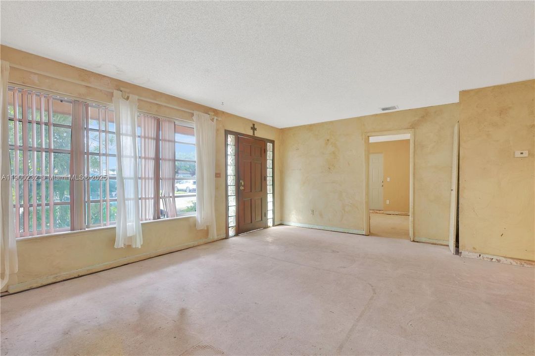 Recently Sold: $435,000 (3 beds, 2 baths, 1670 Square Feet)